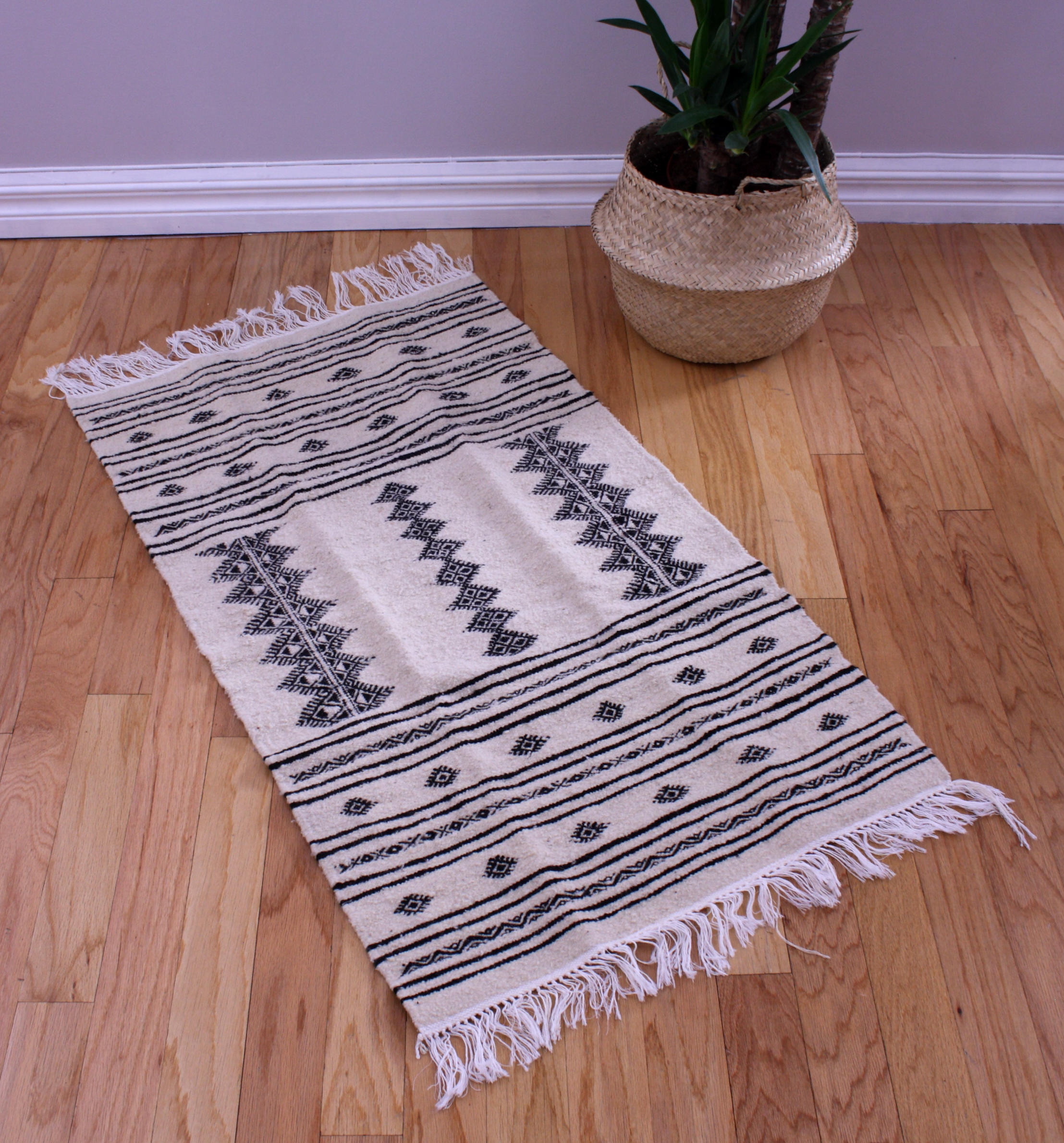 Tapis en laine, écru à motifs noirs
