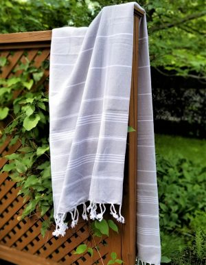 Fouta gris clair fines  rayures blanches